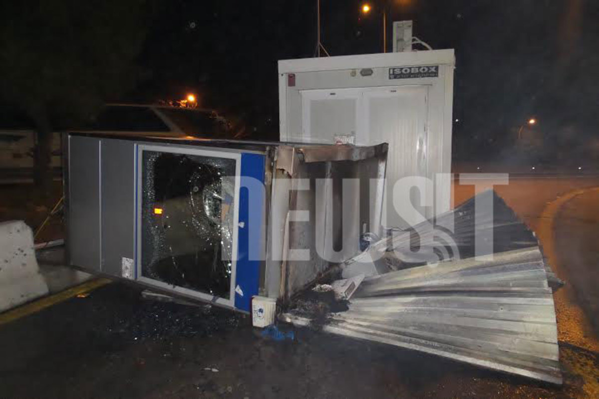 Εκτός ελέγχου! Εξαγριωμένοι πολίτες έκαψαν κουβούκλιο στα διόδια της Μαλακάσας διαμαρτυρόμενοι για την αύξηση στην τιμή των διοδίων