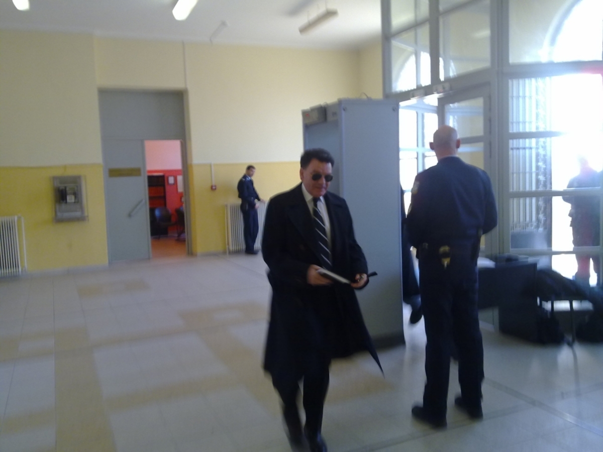 O κ. Κούγιας μπαίνει στα δικαστήρια της Αμφισσας. ΦΩΤΟ NEWSIT