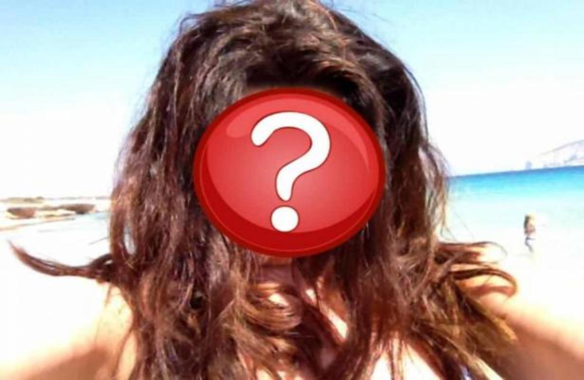 Ελληνίδα ηθοποιός αναμαλλιασμένη και χωρίς μακιγιάζ ποζάρει στο αγαπημένο της νησί!