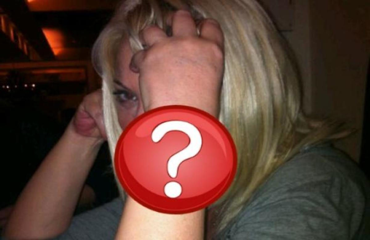 ΔΕΙΤΕ τι κρύβει στο χέρι της η Ρούλα Κορομηλά