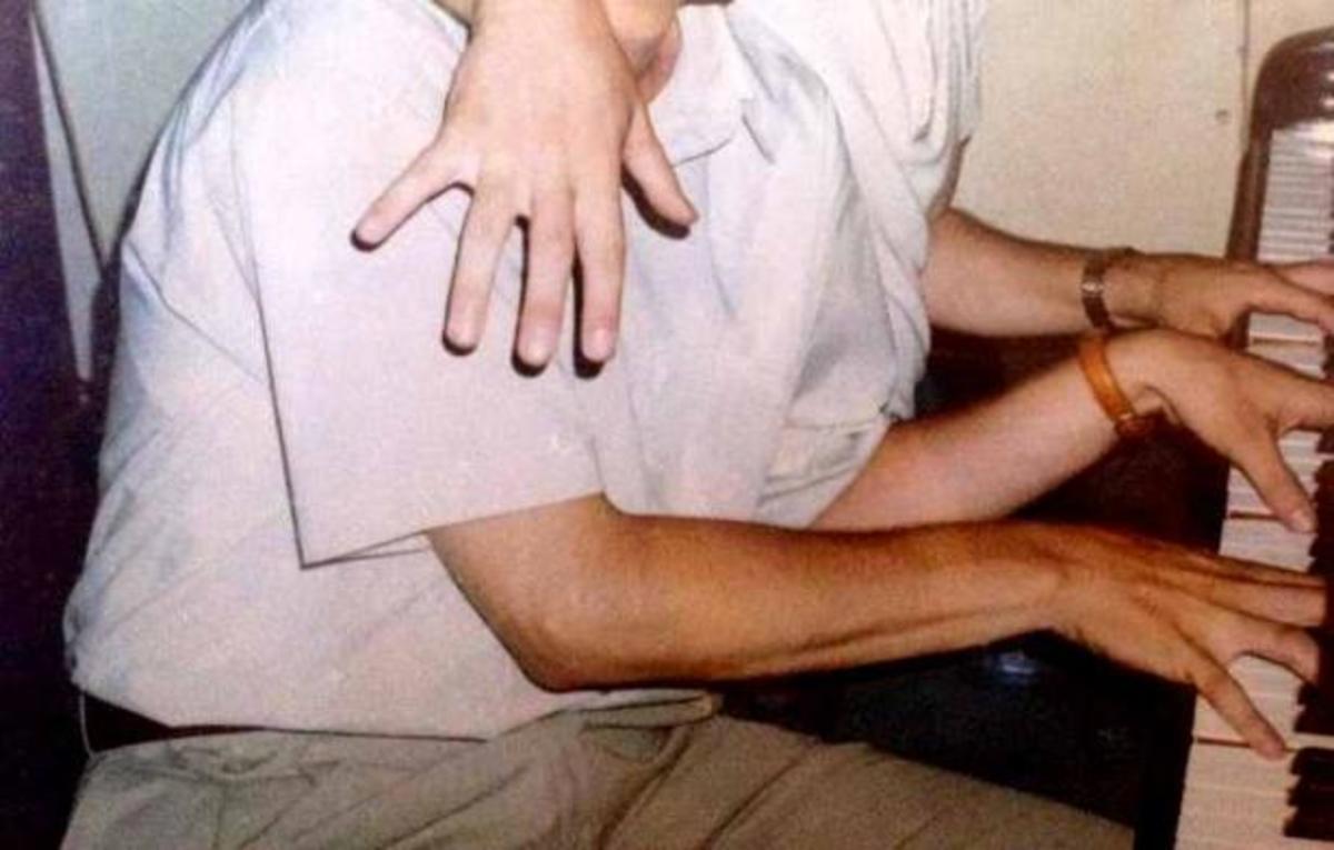 ΔΕΙΤΕ πως ήταν ο Μέμος Μπεγνής πριν από 17 χρόνια όταν μάθαινε πιάνο!