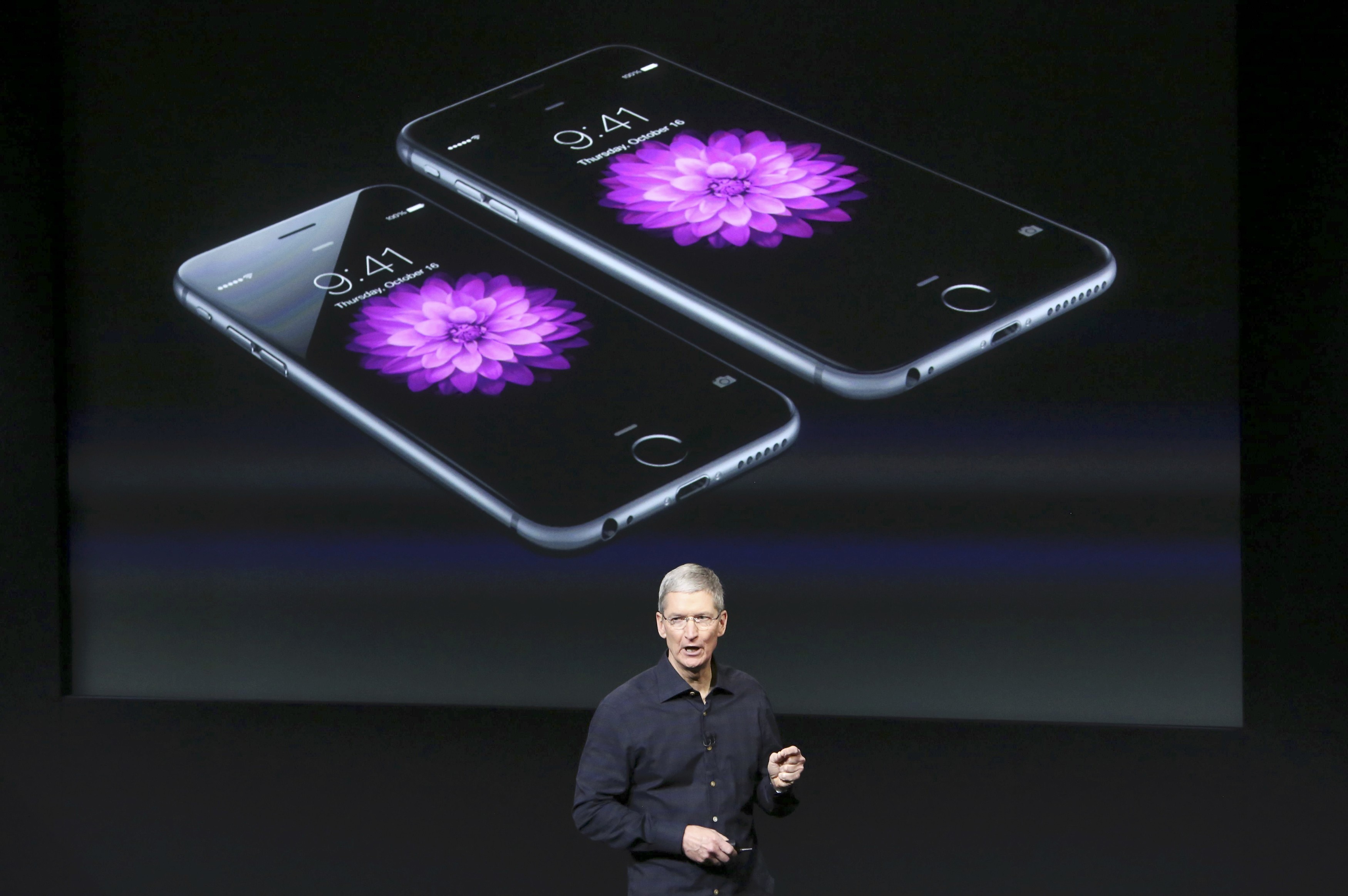 Πιο homophobic πεθαίνεις! Γκρέμισαν μνημείο της Apple στη Ρωσία μετά την παραδοχή του Κουκ ότι είναι gay