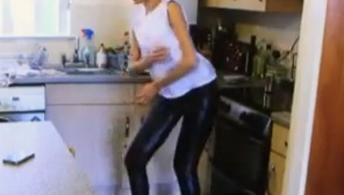 Μια σπάνια ασθένεια την μετατρέπει σε άκαμπτη κούκλα- ΒΙΝΤΕΟ