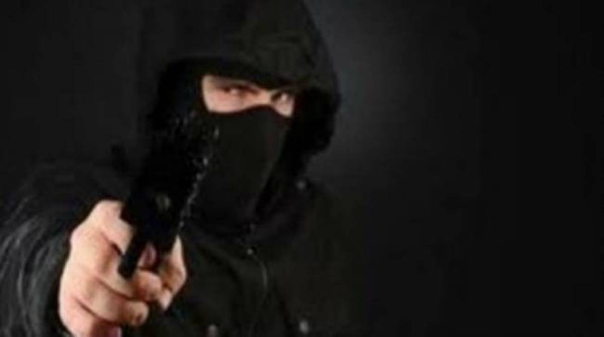 Λάρισα: Αφόπλισαν μόνοι τους τον ληστή!