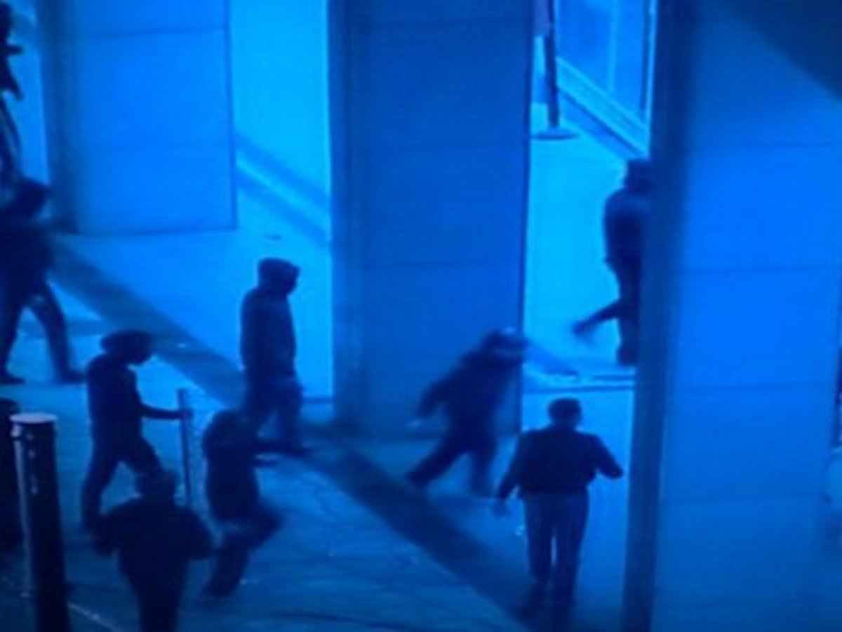 Θεσσαλονίκη: 30 κουκουλοφόροι με ρόπαλα επιτέθηκαν στο φυλάκιο του νοσοκομείου ΑΧΕΠΑ