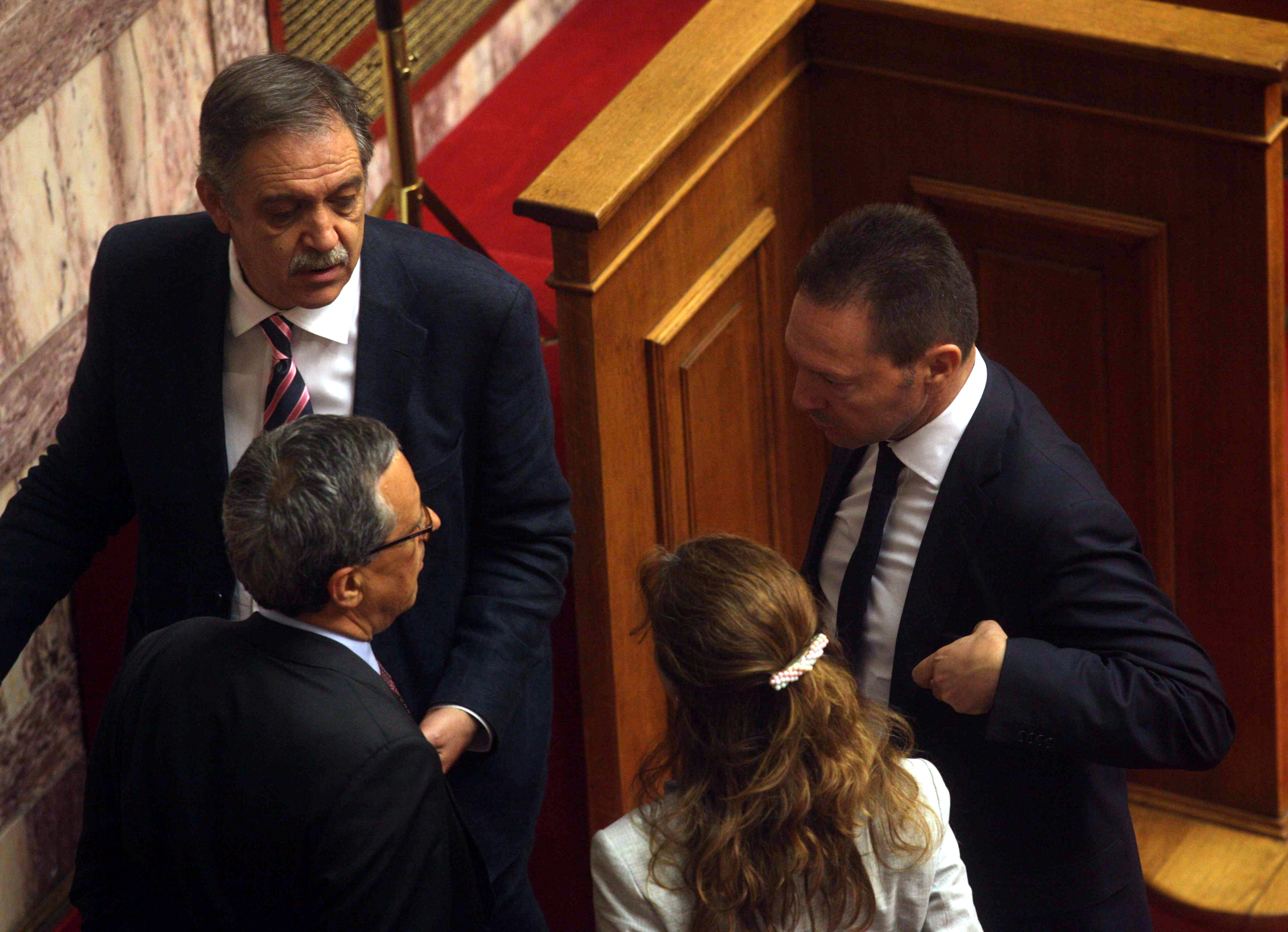 ΦΩΤΟ EUROKINISSI - Ο Πάρις Κουκουλόπουλος στη Βουλή με τον κ. Στουρνάρα και τον κ. Μπαλτάκο
