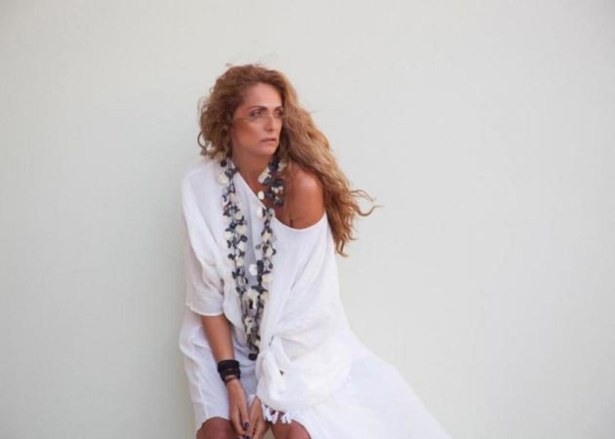 Βίκυ Κουλιανού: Ποζάρει με καλοκαιρινά φορέματα! Φωτογραφίες