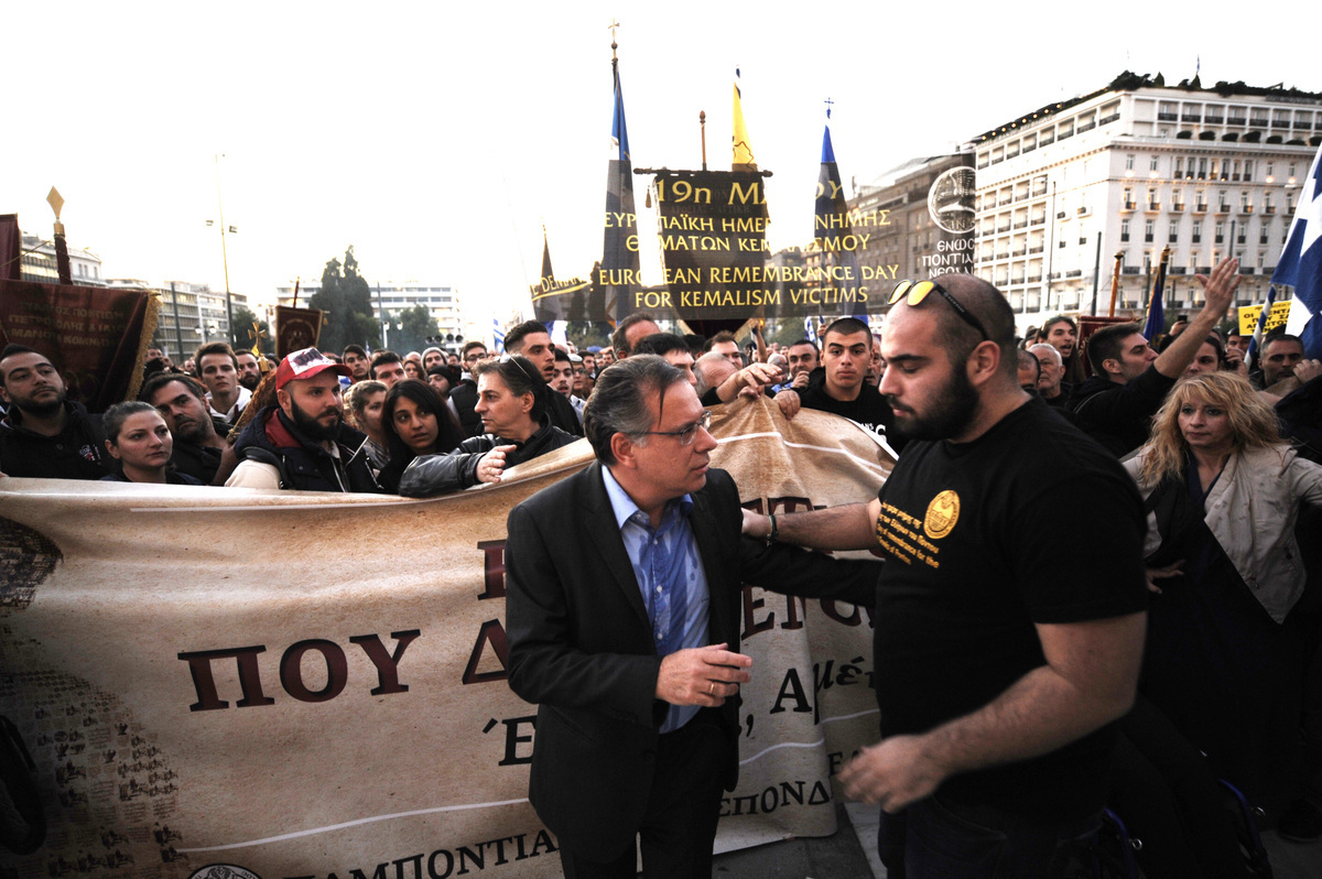 Βροχή οι αντιδράσεις για την επίθεση κατά Κουμουτσάκου: Επικίνδυνο το ακροδεξιό παιχνίδι που παίζει η ΝΔ, λέει ο ΣΥΡΙΖΑ