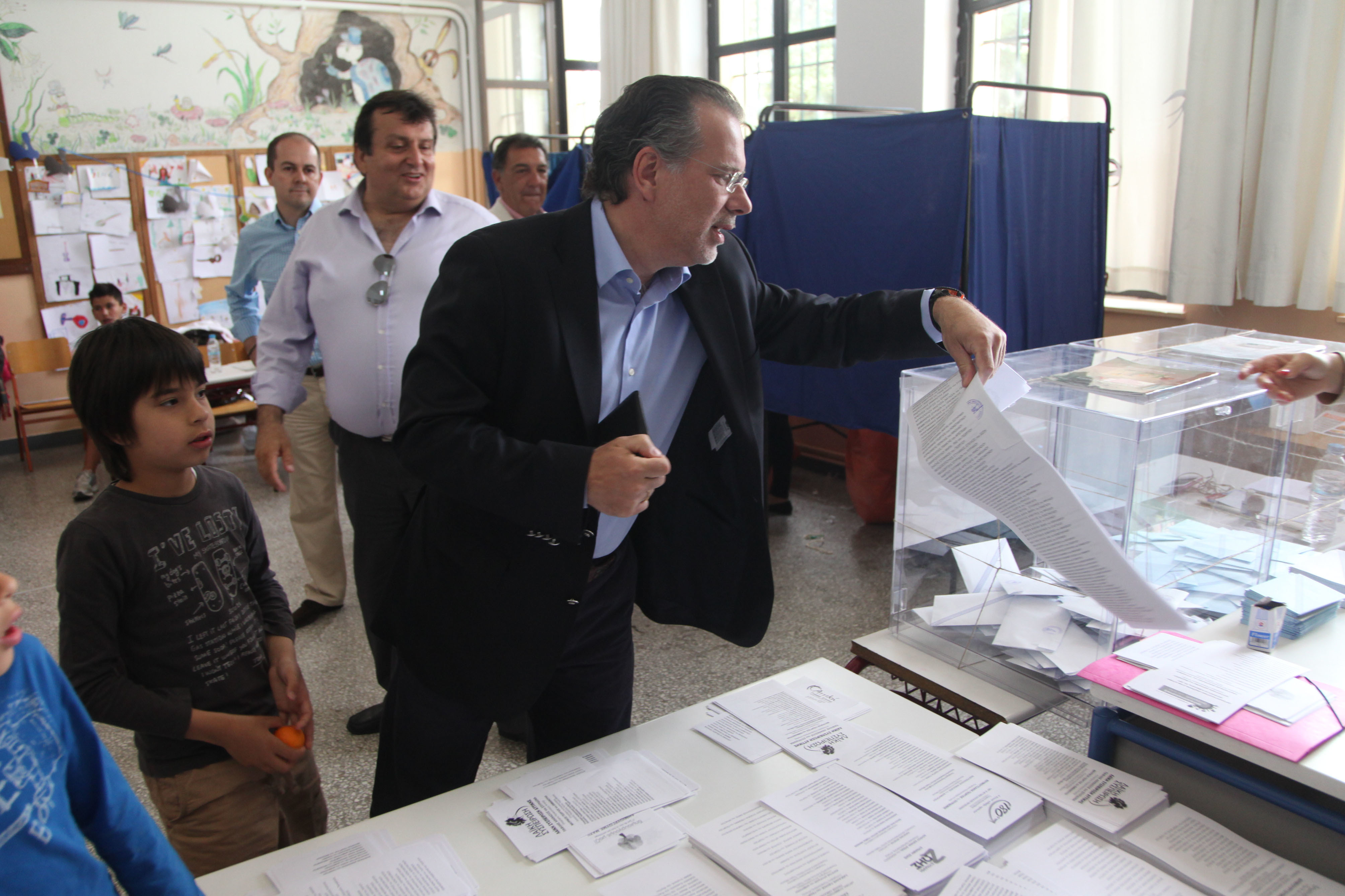 Εκλογές 2014: Με… παρέα ο Κουμουτσάκος στο παραβάν (ΦΩΤΟ)