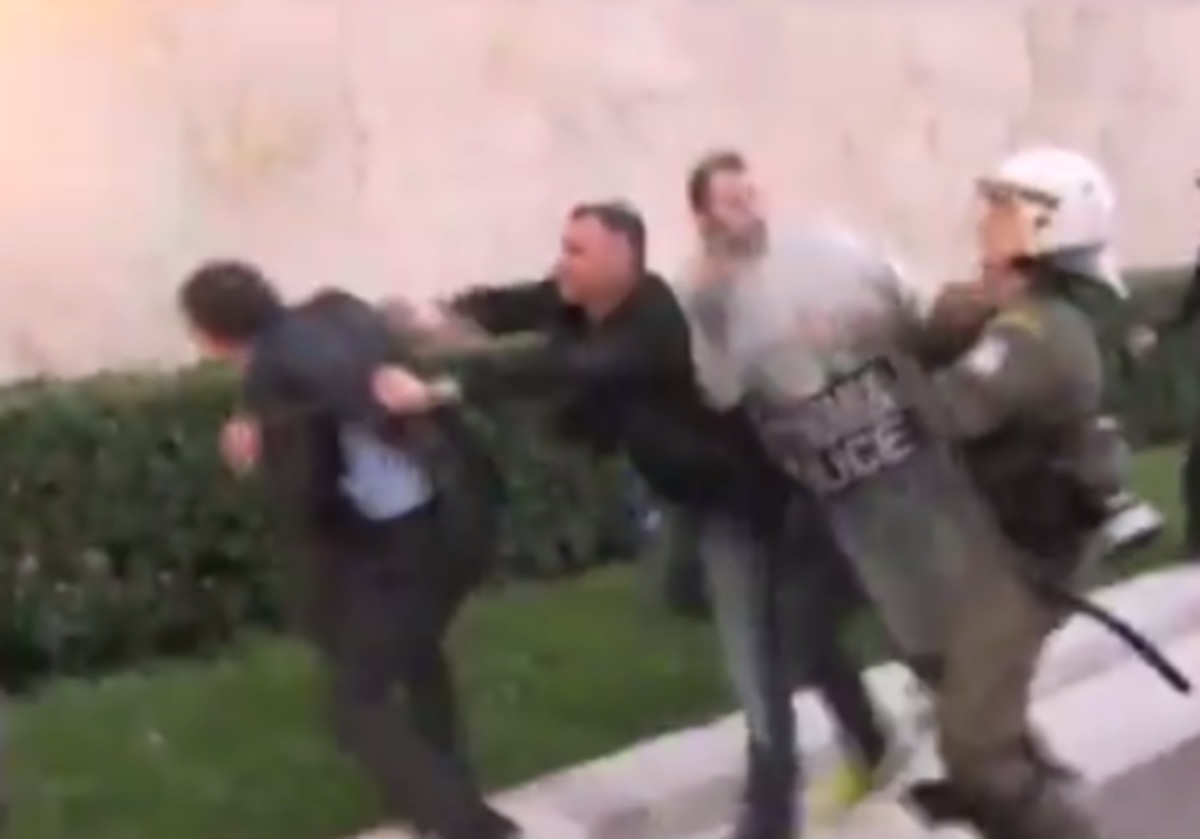 Άγρια επίθεση στον Κουμουτσάκο στο Σύνταγμα – Τον χτύπησαν με μπουνιές και του έσκισαν τα ρούχα – Ματωμένος μίλησε στη Βουλή