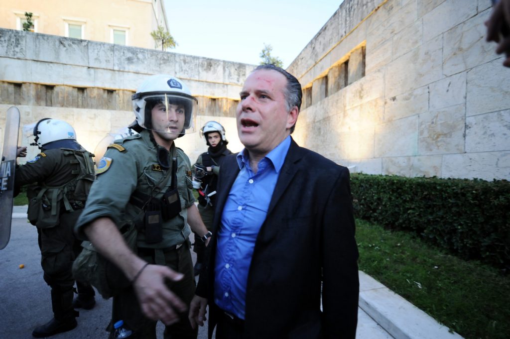 Παραδόθηκε τελικά και ο 22χρονος που χτύπησε τον Κουμουτσάκο