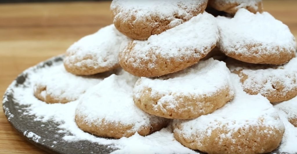 Αυτοί είναι οι γρήγοροι κουραμπιέδες του Άκη Πετρετζίκη που κάνουν θραύση στο διαδίκτυο!