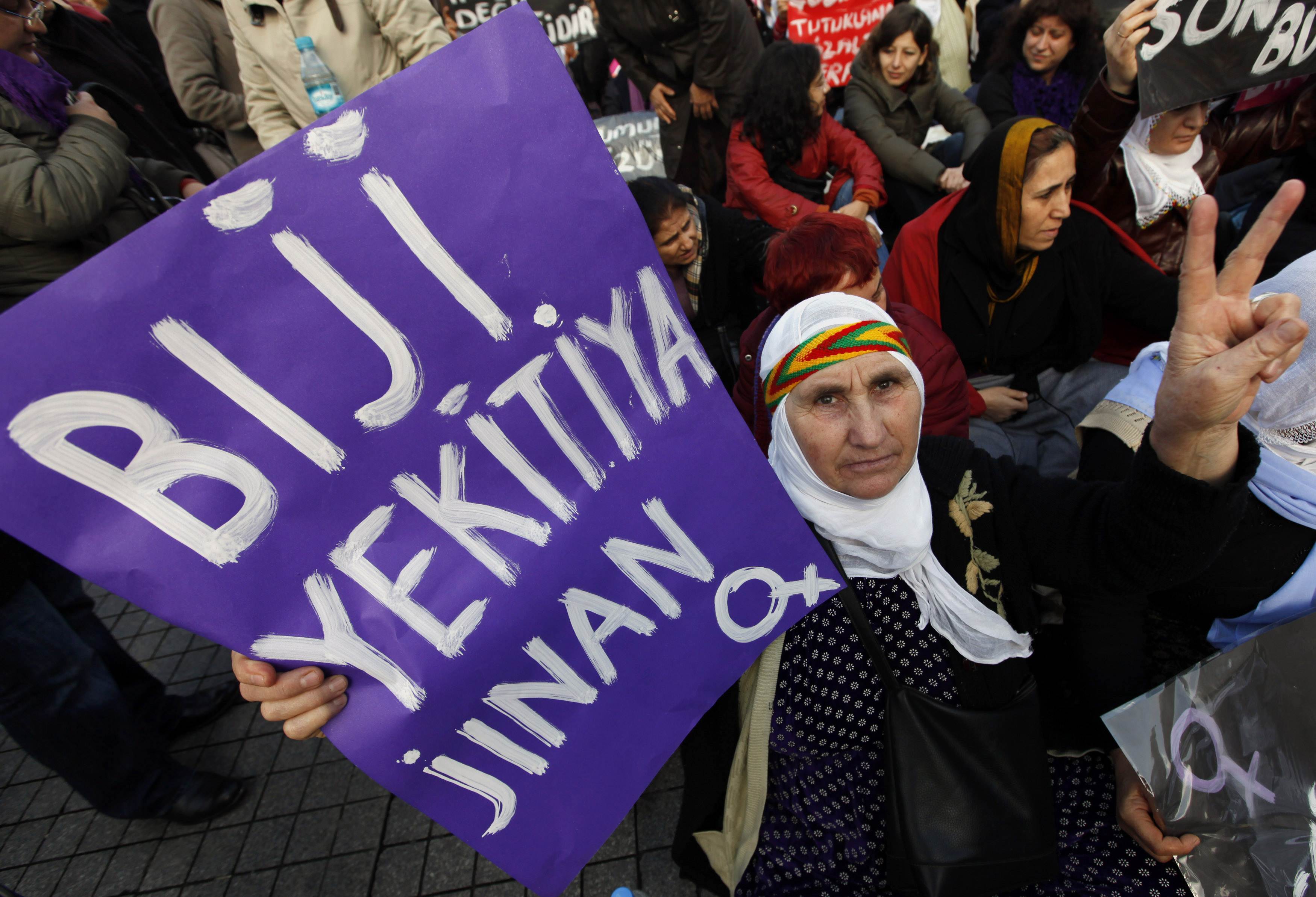 Γυναίκα κρατάει πανώ σε διαδήλωση υπέρ του κουρδικού κόμματος Δημοκρατική Κοινωνία. ΦΩΤΟ REUTERS