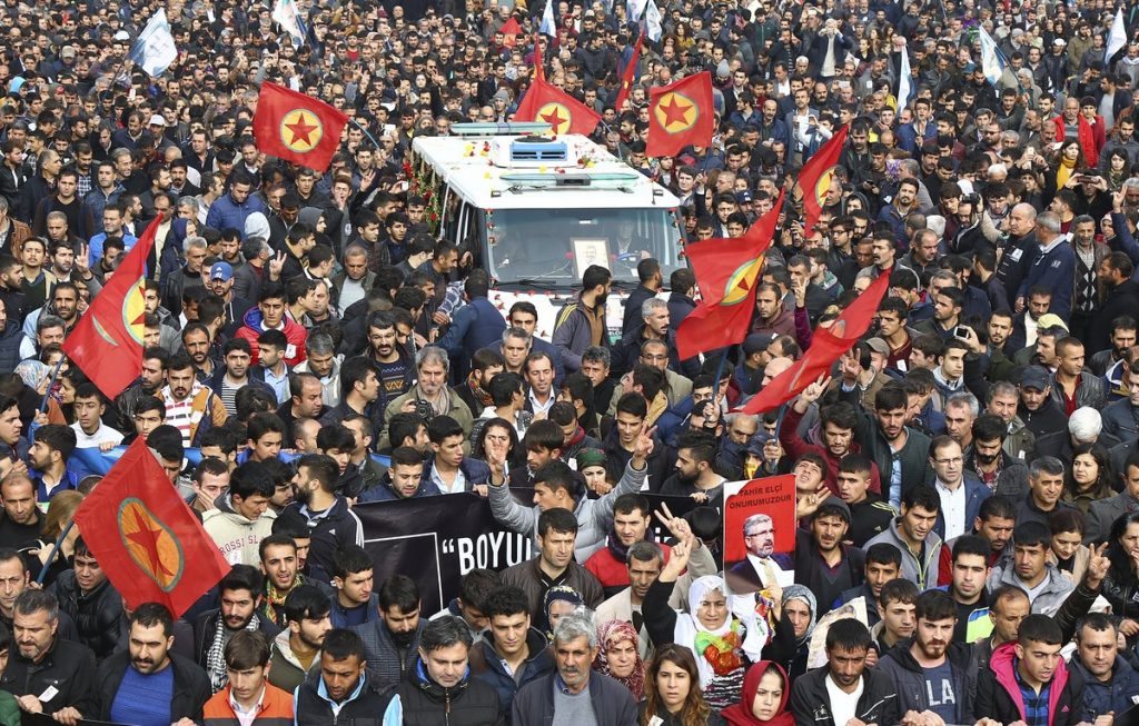 Τουρκία: Πλημμύρα… οργής στην κηδεία του Κούρδου δικηγόρου – Φωτογραφίες