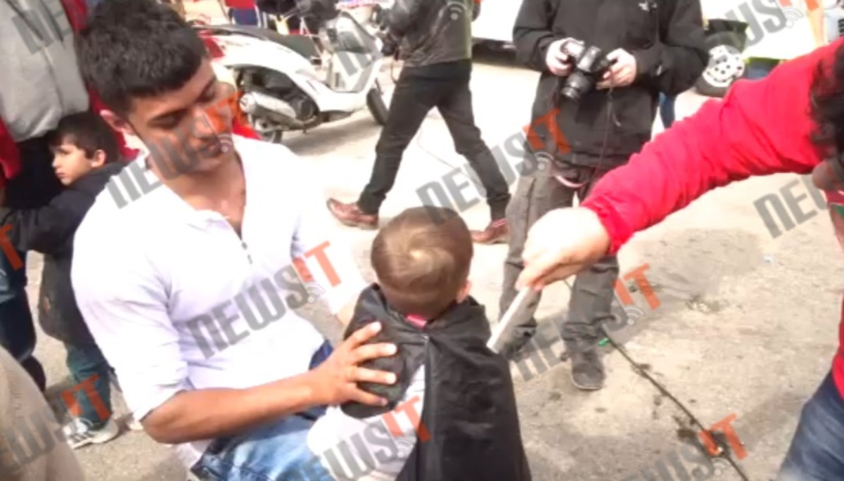 Ο κουρέας των προσφύγων