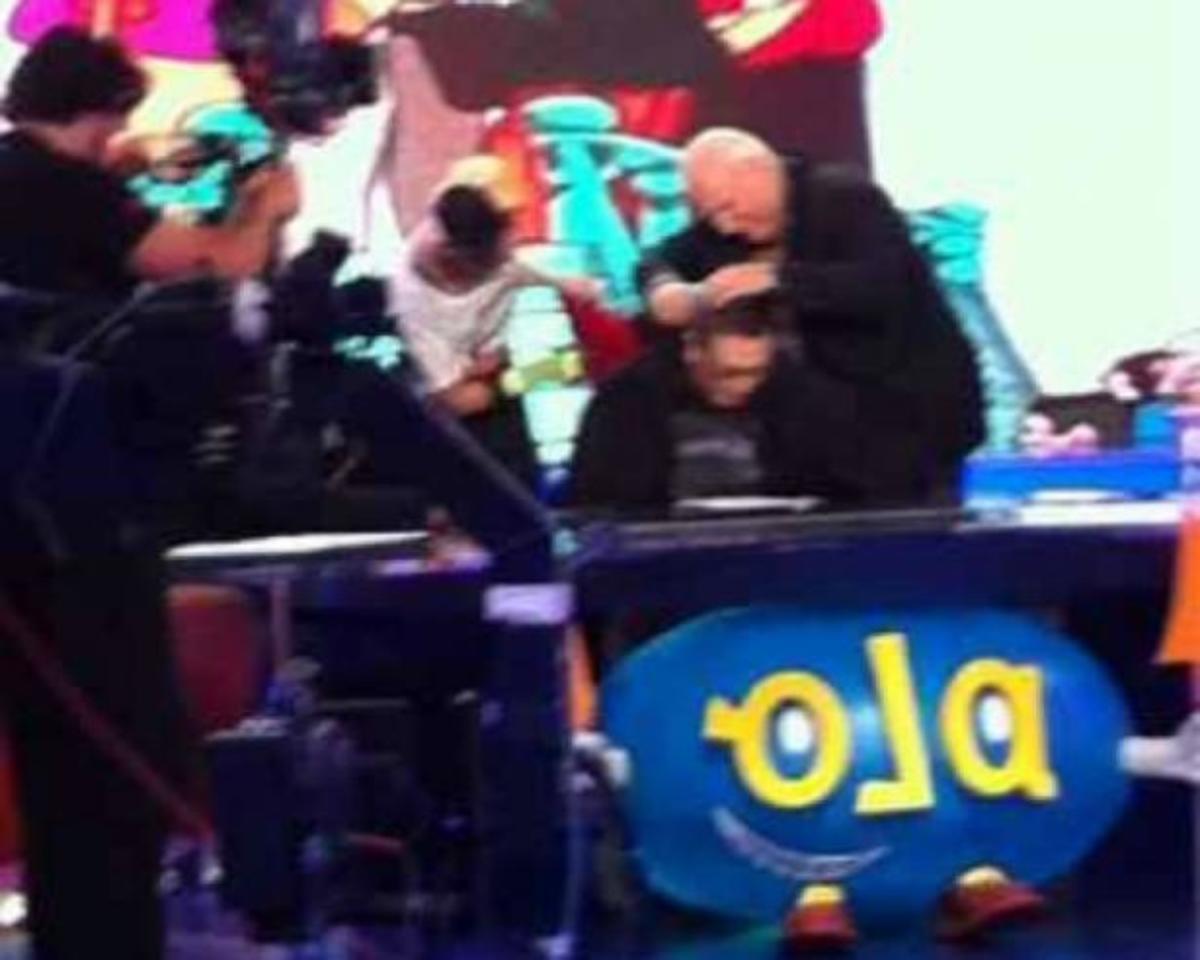 O Παπαδάκης κουρεύει τον Θέμο στο “ΟΛΑ12” απόψε!