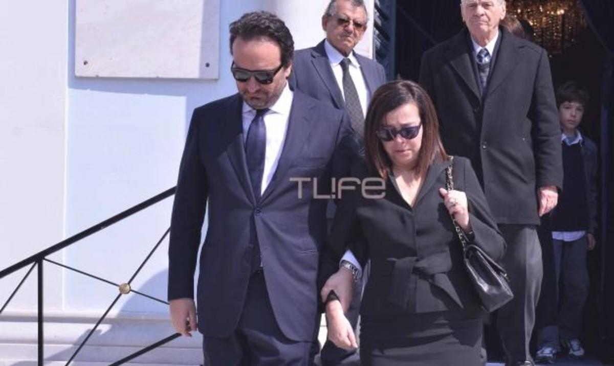 Ελένη Κούρκουλα: Λύγισε στην κηδεία του πρώτου συζύγου της Διαγόρα Χρονόπουλου