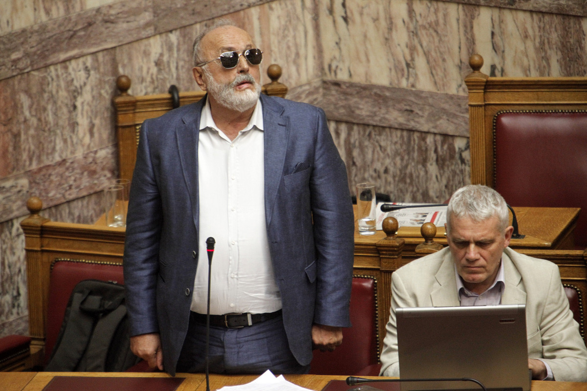 Κουρουμπλής για “Παραιτηθείτε”: «Μου θυμίζει κυρίες με γουνάκια και βραχιόλια το 1983»