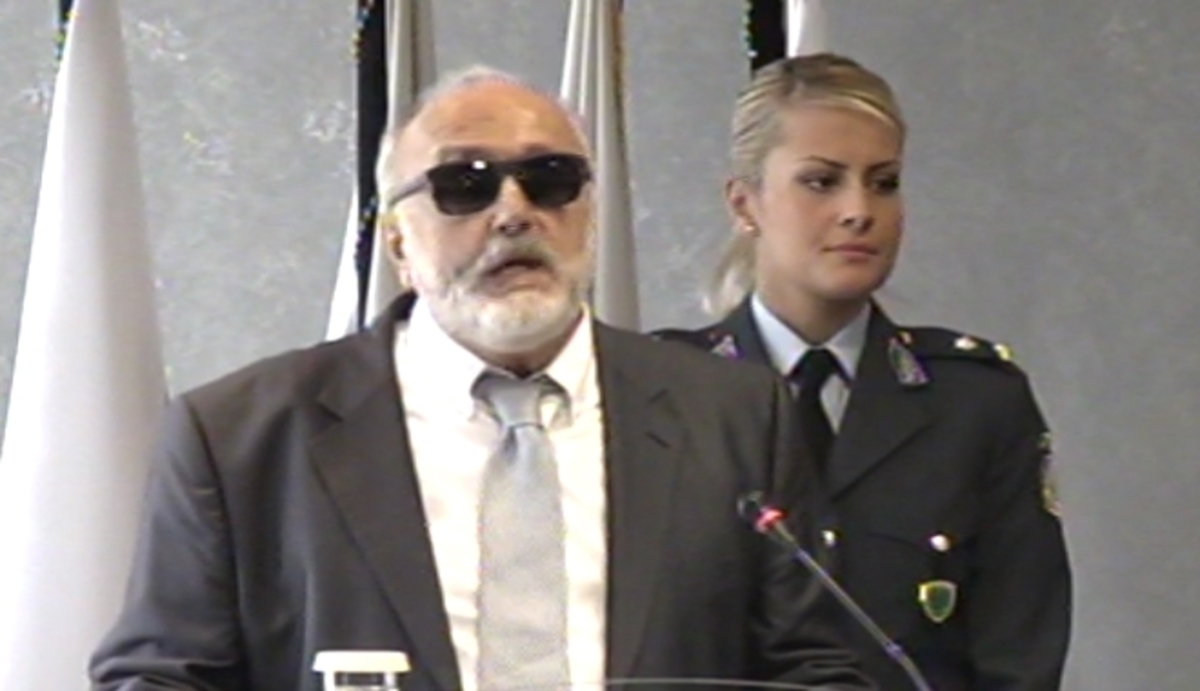 Η αστυνομικός που έκλεψε την παράσταση στην τελετή παράδοσης παραλαβής