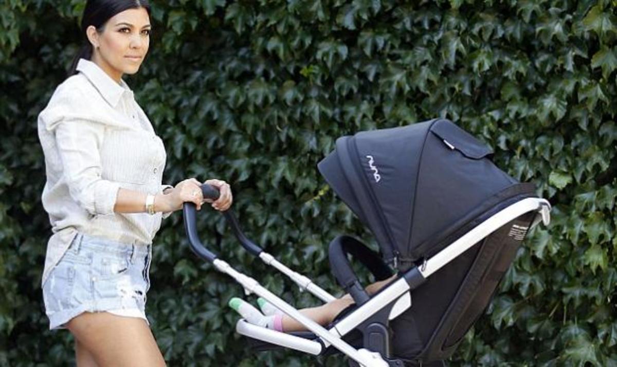 Hot mama! Η Kourtney Kardashian με καυτό σορτς λίγους μήνες μετά τη γέννηση του τρίτου της παιδιού!