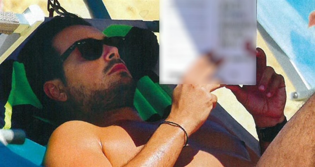 Πασίγνωστος δημοσιογράφος διαβάζει στην παραλία:  “Πώς να είστε επιτυχημένοι απολαμβάνοντας τον ελέυθερο χρόνο σας”!