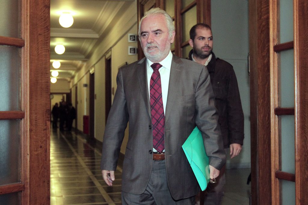 Για κατάργηση 13ου και 14ου μισθού στον ιδιωτικό τομέα επιμένει η τρόικα