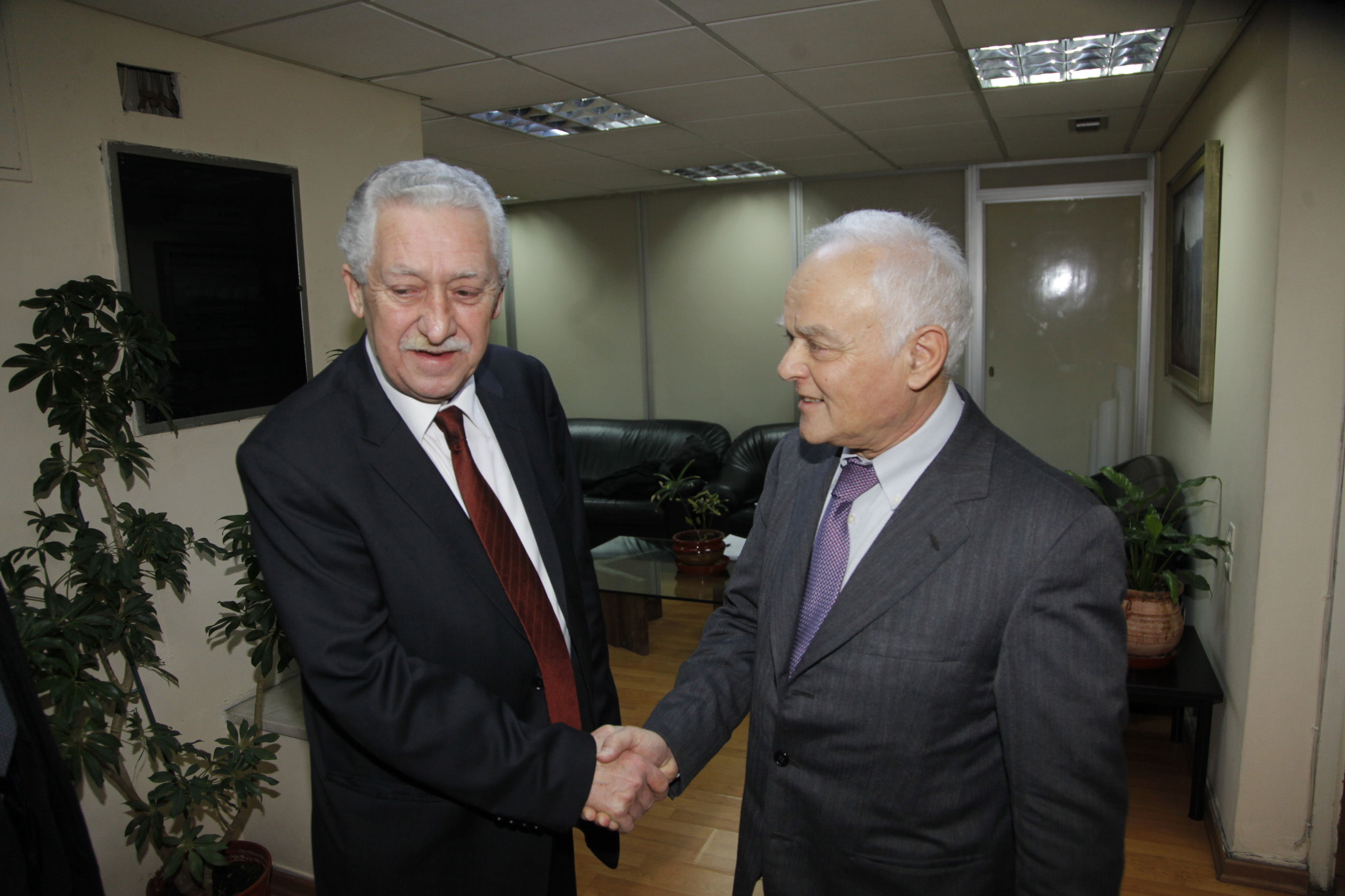 Τρόικα: Διώξτε επίορκους και κοπανατζήδες και προσλάβετε ικανούς υπαλλήλους – Το παρασκήνιο πίσω από τον… πάγο στον Μανιτάκη