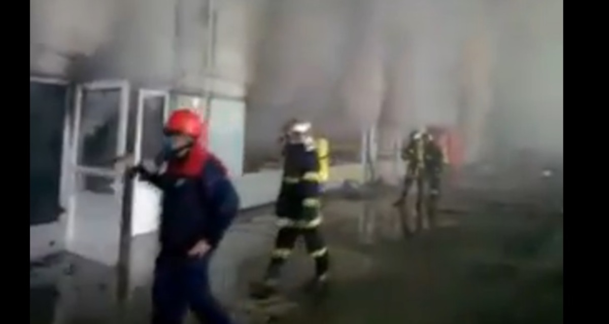 Θάλαμος δηλητηριωδών αερίων η μονάδα του ΑΗΣ που κάηκε – Δείτε βίντεο από την επιχείρηση της πυροσβεστικής στο εσωτερικό
