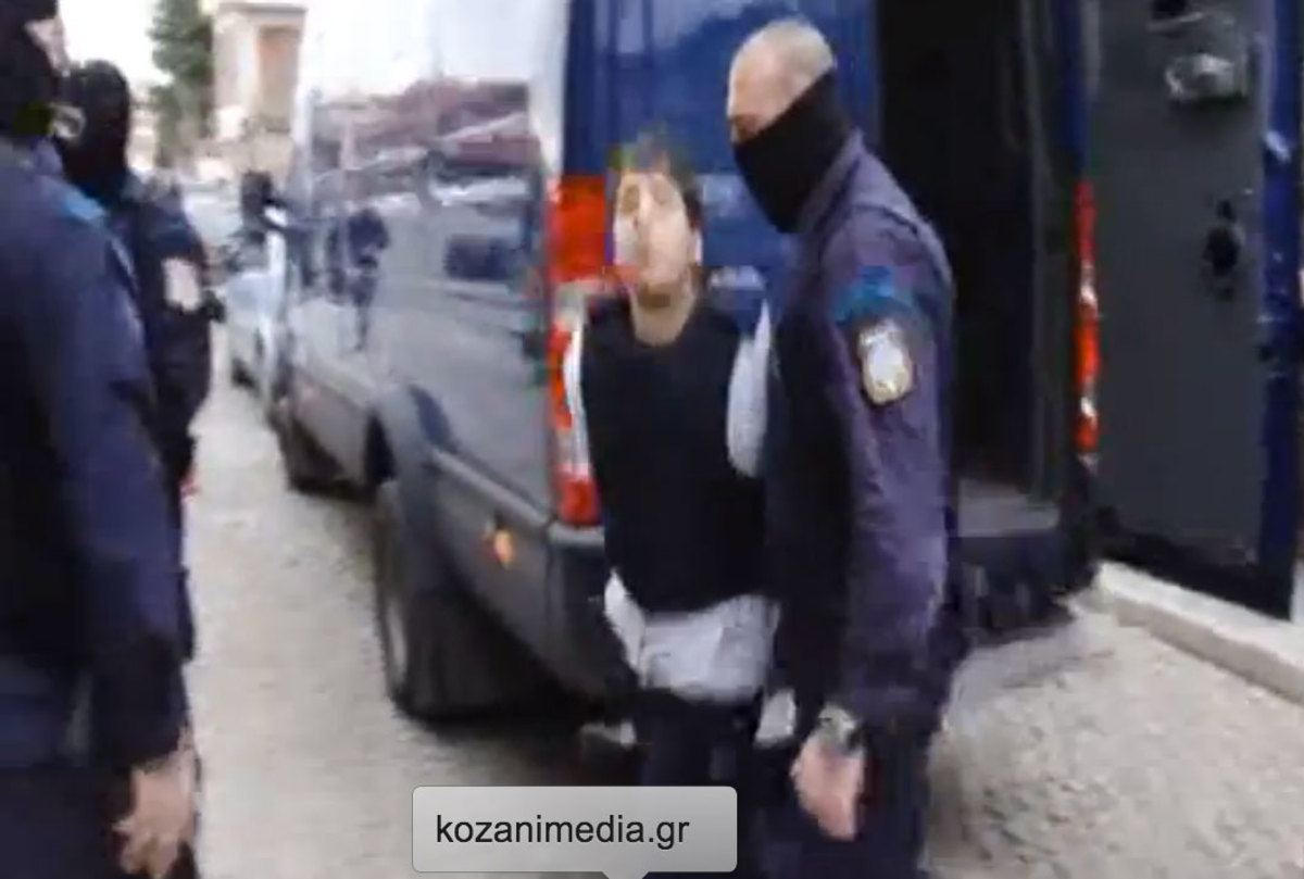 Αρνήθηκαν να απολογηθούν οι συλληφθέντες για τη ληστεία στην Κοζάνη – Έφτυσε την κάμερα ο Δ. Πολίτης – “Ζήτω η αναρχία” φώναξε ο “τοξοβόλος”
