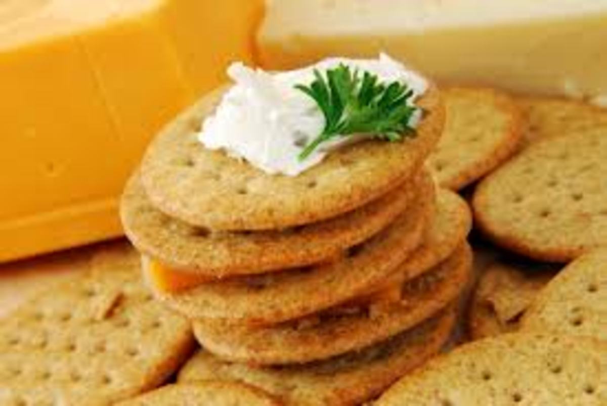 Επικίνδυνα κράκερς και ζωοτροφές εντοπίστηκαν στον Πειραιά