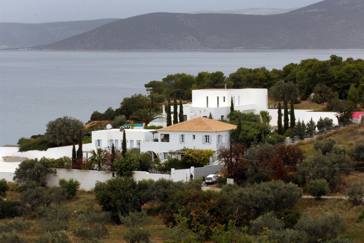 Οι Ολλανδοί “έσκασαν” μισό εκατ. ευρώ για φράχτη στη βασιλική βίλα στο Κρανίδι