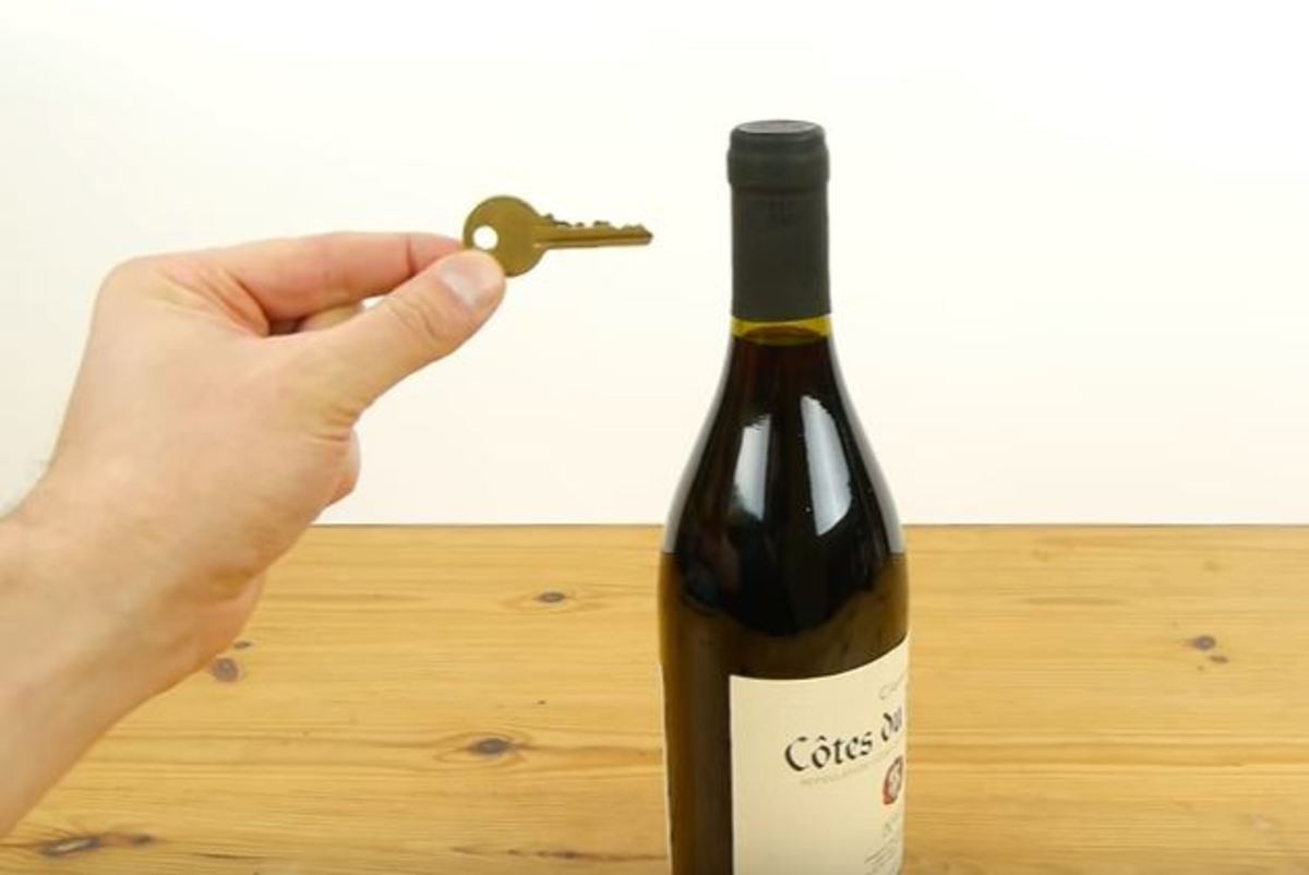 Ποιο ανοιχτήρι! Δείτε πώς να ανοίξετε μπουκάλι κρασί με κλειδί [vid]
