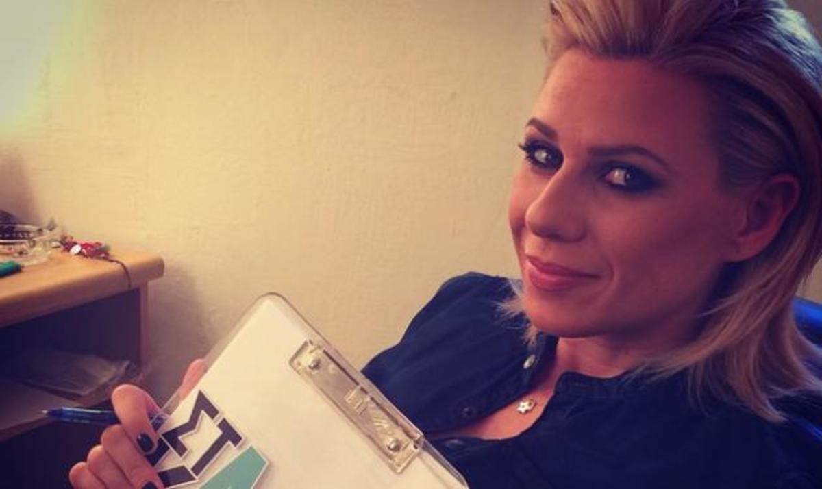 Τι κάνει ο Κρατερός Κατσούλης την ώρα που η Κατερίνα Καραβάτου είναι έτοιμη για την εκπομπή;