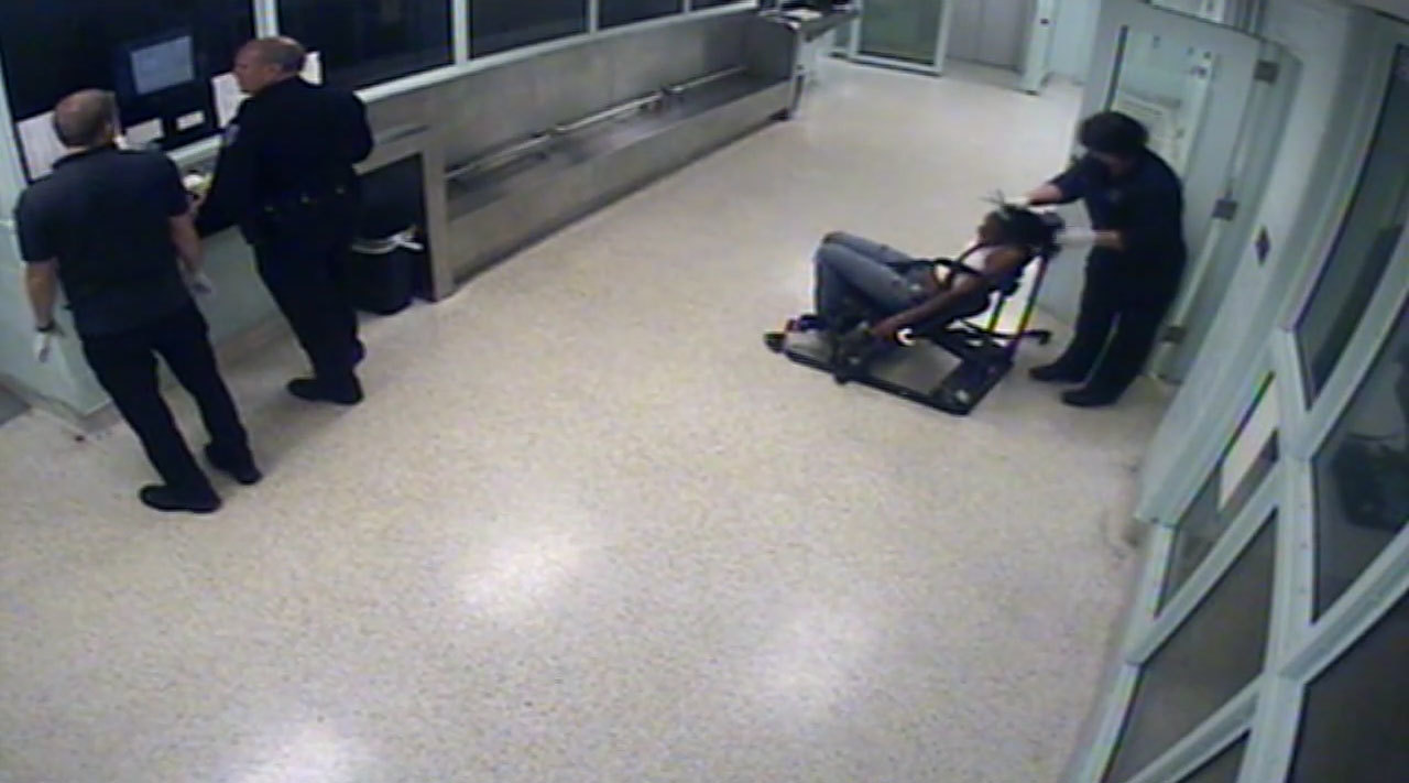 Νόμος 4000: Αστυνομικός κουρεύει κρατούμενη! (VIDEO)
