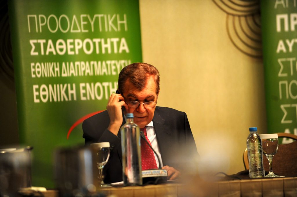 Στελέχη του ΠΑΣΟΚ “τρέχουν” να μεταπείσουν τον Γιώργο Παπανδρέου