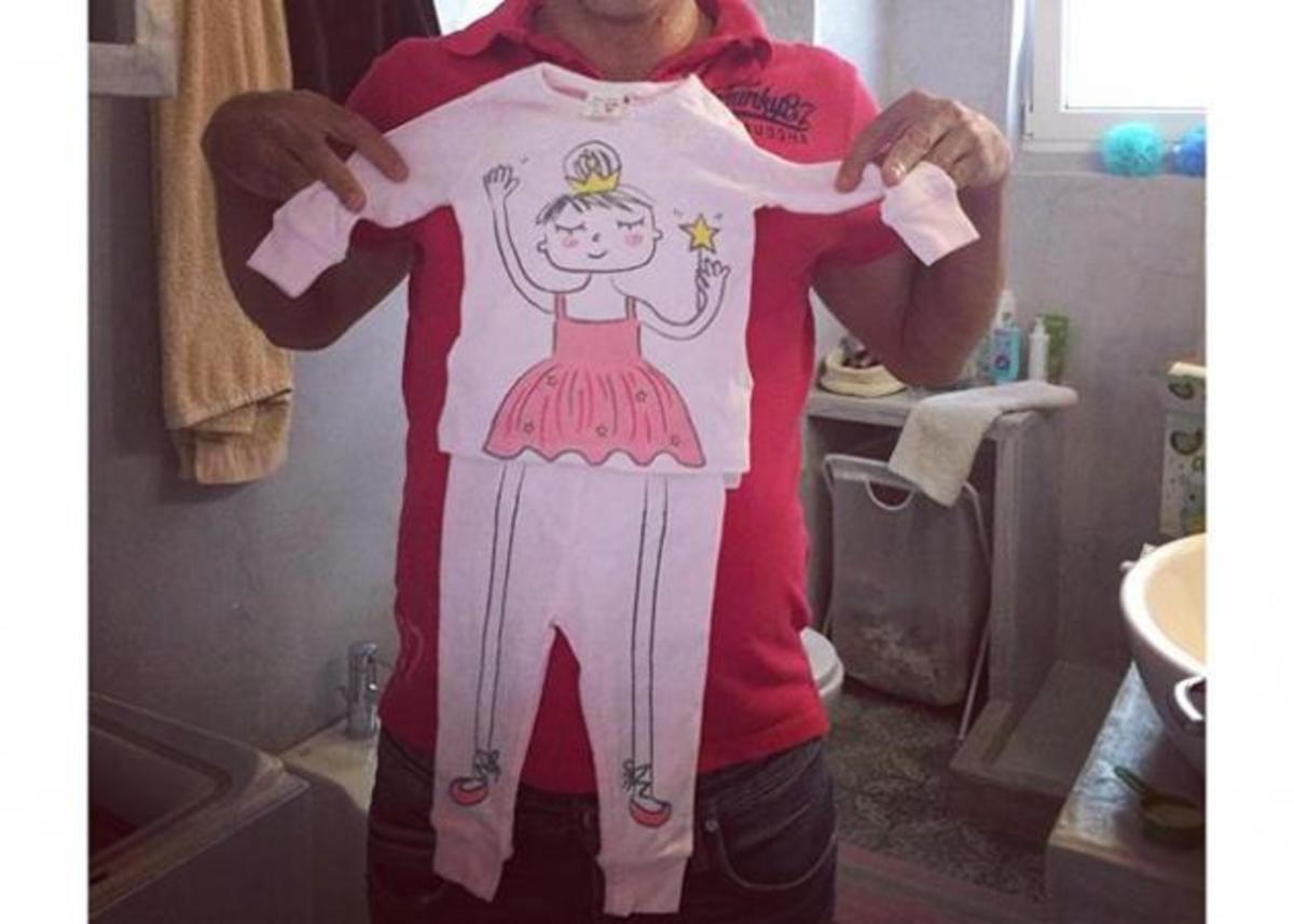 Ποιος ηθοποιός ανυπομονεί να γεννηθεί η κόρη του και ποζάρει με το φορμάκι της;