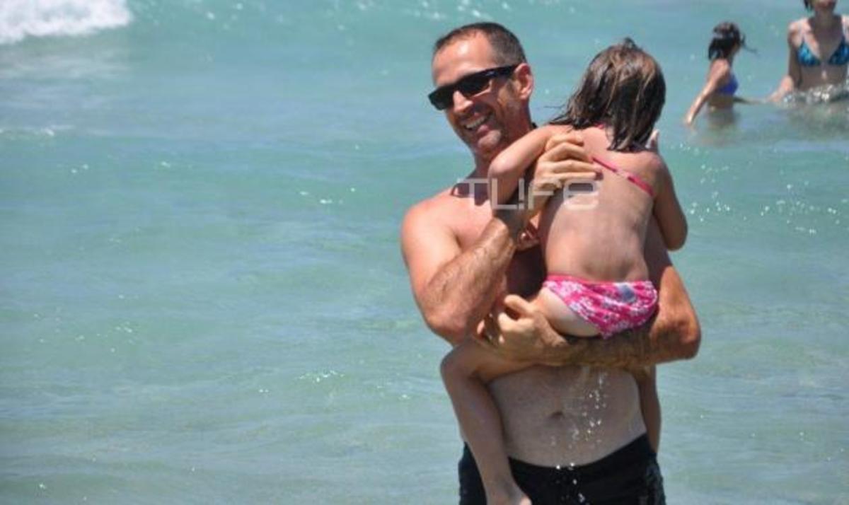 Κ. Κρομμύδας: Παιχνίδια στη θάλασσα με την κόρη του! Δες φωτογραφίες