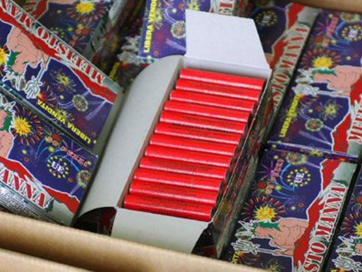 Λάρισα: Πουλούσε σχολικά είδη και… κροτίδες