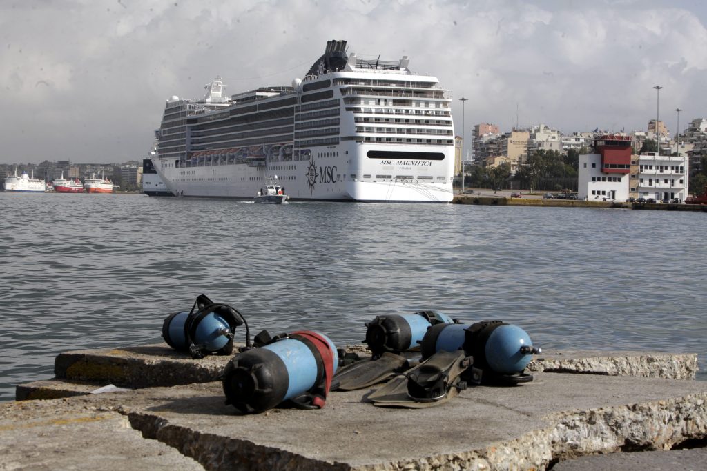 Αναχώρησε για το Κατάκολο το “Magnifica”, που προσέκρουσε χθες στο λιμάνι του Πειραιά