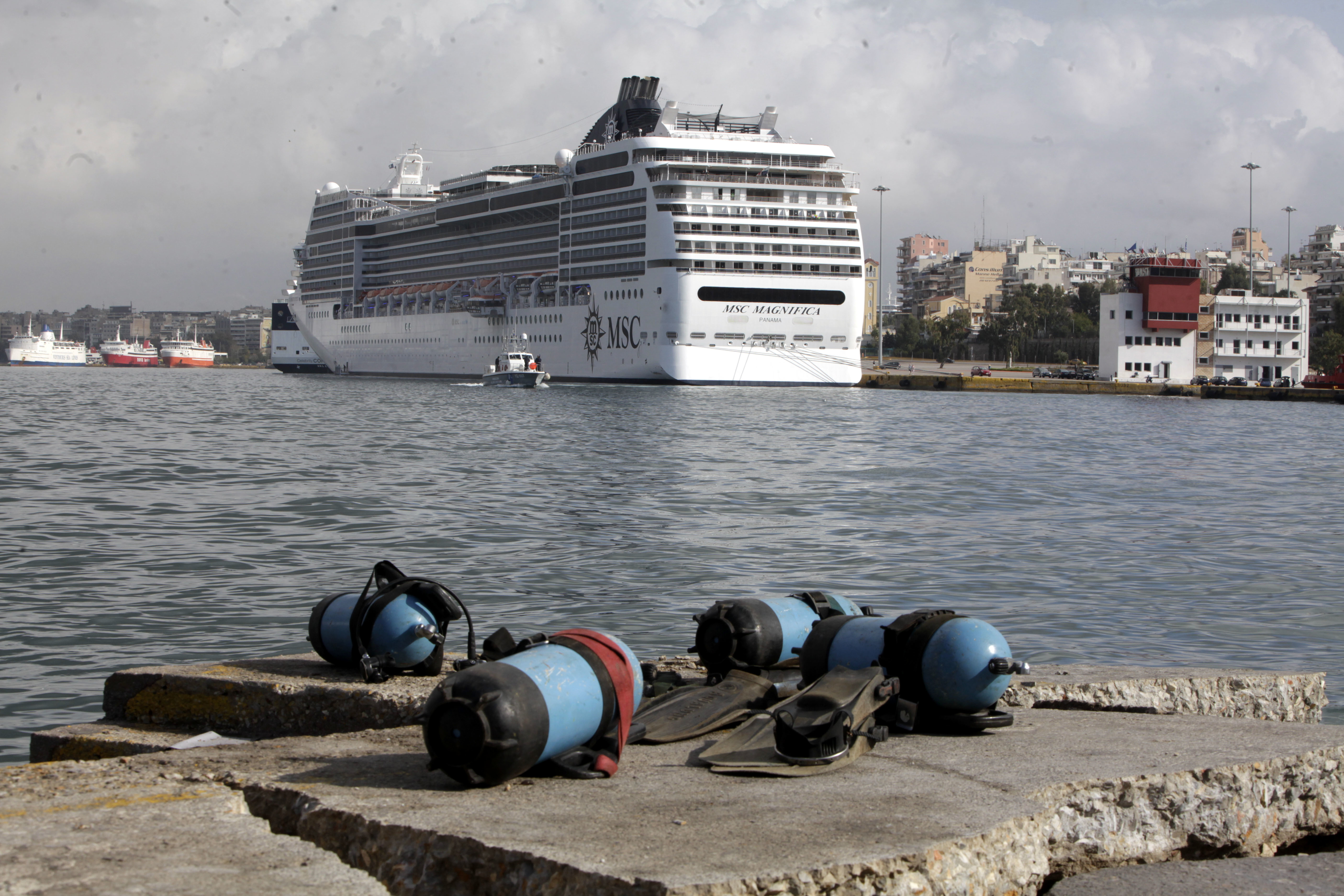 Αναχώρησε για το Κατάκολο το “Magnifica”, που προσέκρουσε χθες στο λιμάνι του Πειραιά