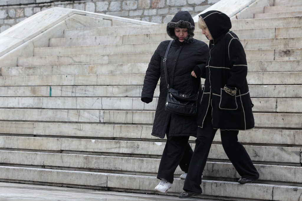 Χαμηλές θερμοκρασίες και σποραδικές βροχές