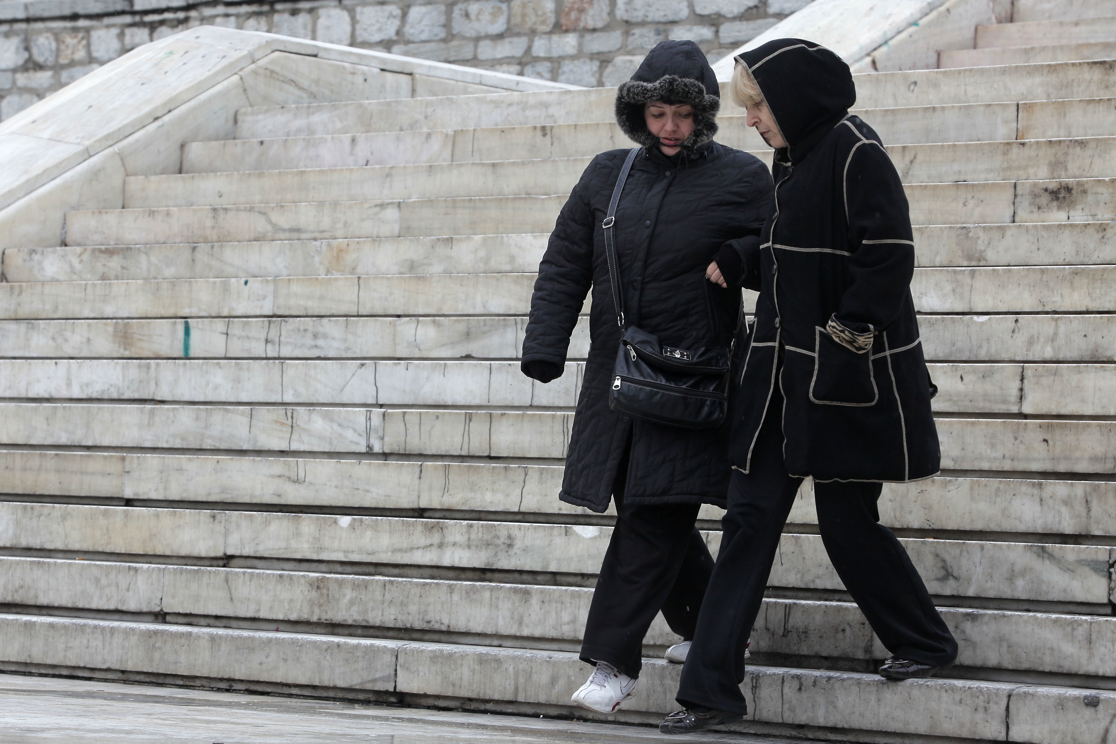 Χαμηλές θερμοκρασίες και σποραδικές βροχές
