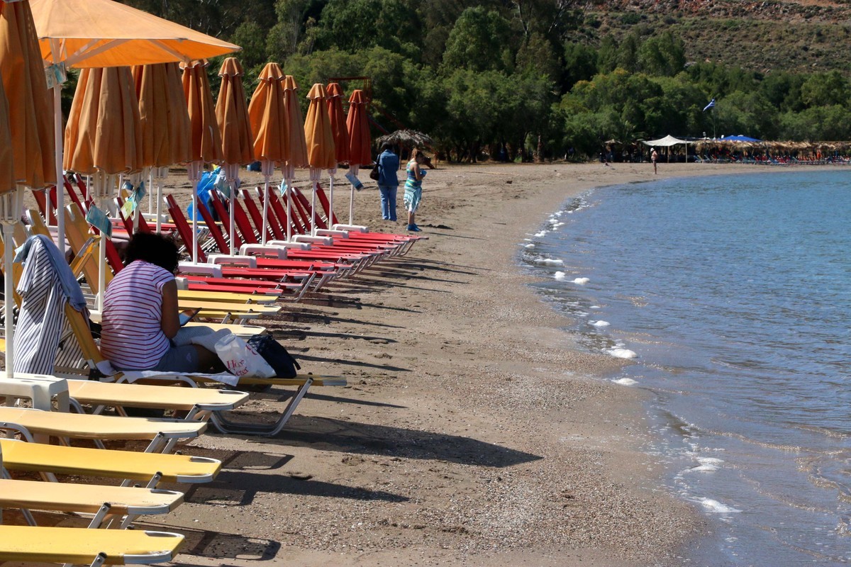 “Πόλεμος” για τις ξαπλώστρες και τις ομπρέλες στις παραλίες