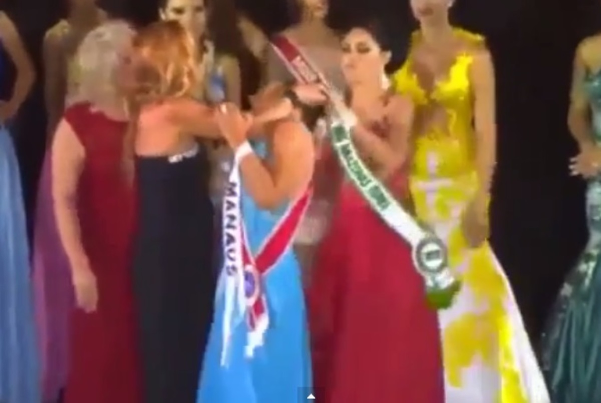 Απίστευτο ξεμάλλιασμα στα καλλιστεία “Μις Αμαζόνα 2015”! (Βίντεο)