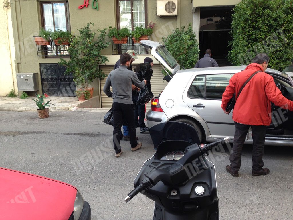 Μικρολίμανο: Μέσα στο δωμάτιο – άνδρο του πιστολέρο – Βρήκαν γεμιστήρα και τα προσωπικά του αντικείμενα – Ποιοί τον επισκέφθηκαν