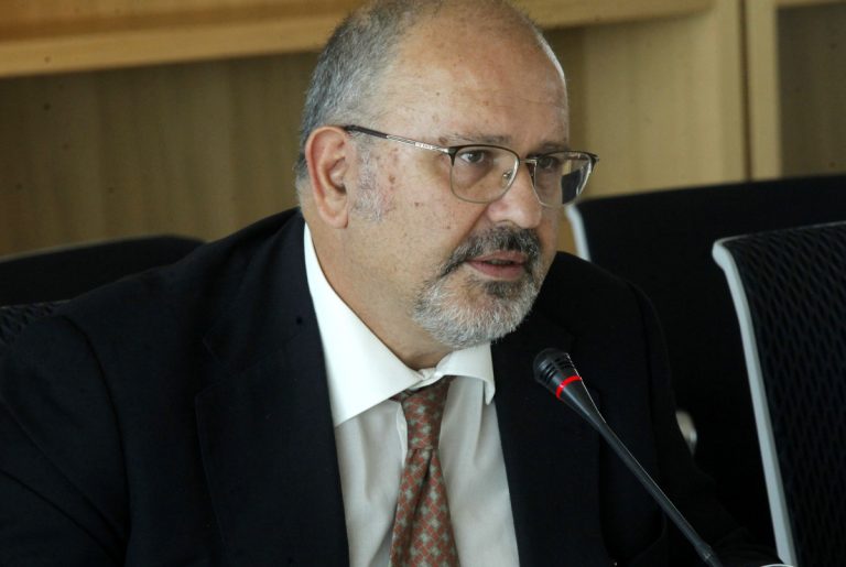 Έξαλλος ο υπουργός Ξυδάκης για τους Τσάμηδες – “Στόλισε” τον Ευρωπαίο Επίτροπο