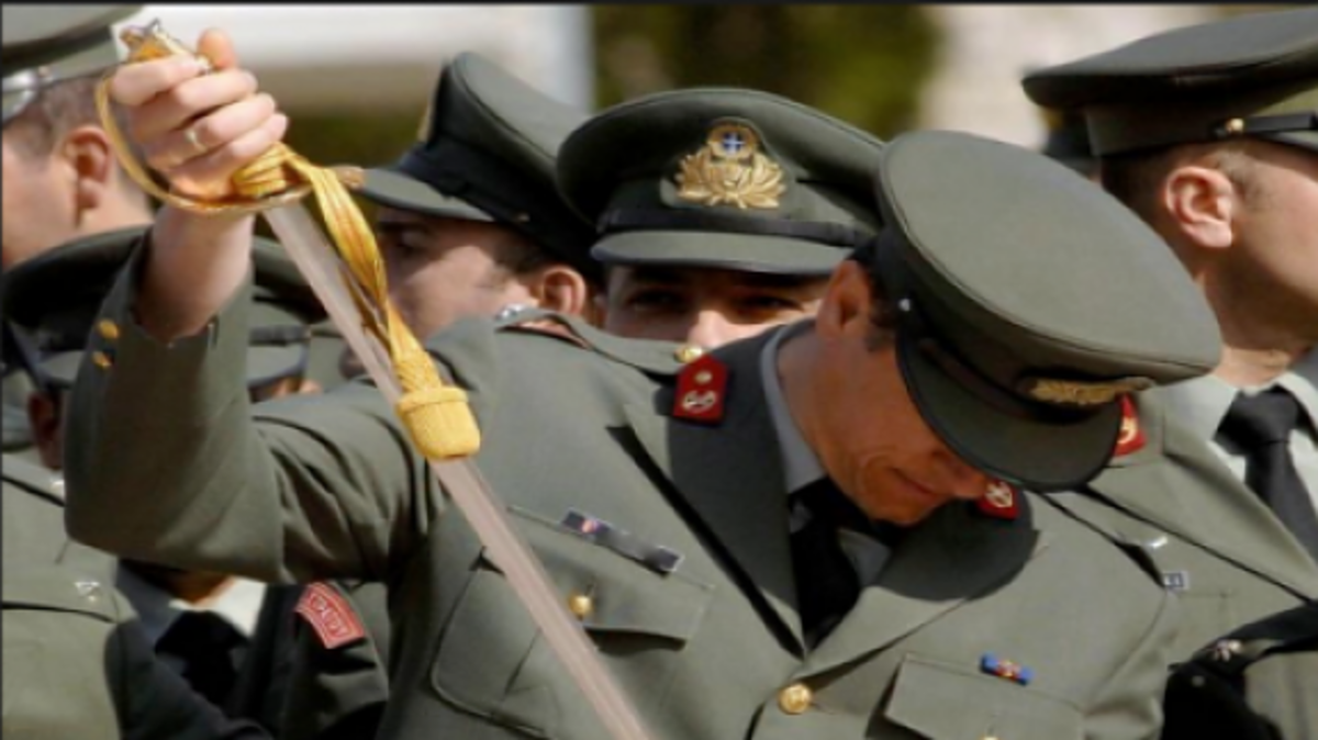 Στρατιώτες έδειραν αξιωματικό και πήγαν να τον βγάλουν «τρελό»