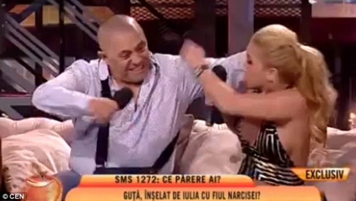 Την ξεμάλλιασε on air όταν έμαθε ότι τον είχε απατήσει με τον θετό γιο του! Απίστευτο βίντεο!