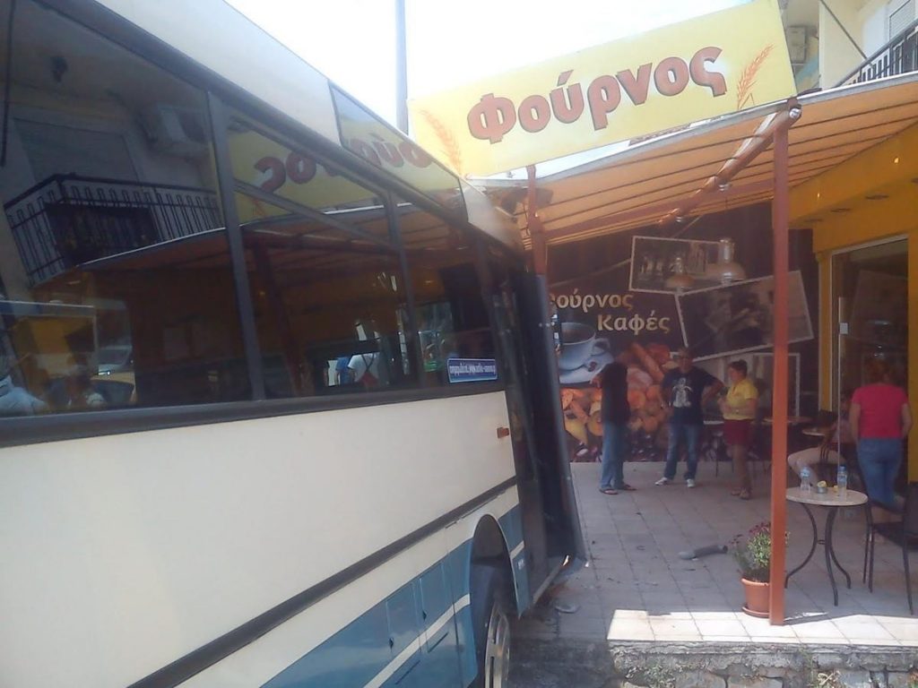 Γιάννενα: Λεωφορείο του ΚΤΕΛ έπεσε σε φούρνο! ΦΩΤΟ