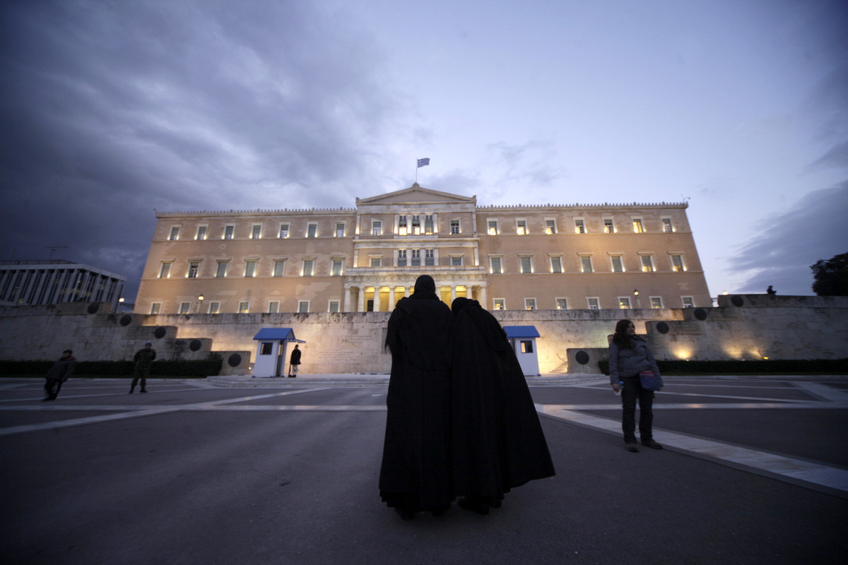 Κατατέθηκε το πολυνομοσχέδιο μαμούθ που φτάνει τις 7.000 σελίδες – Εκτός τελικά ο “κόφτης”